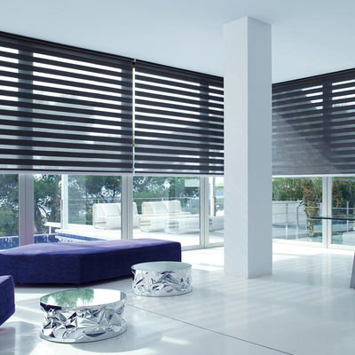 ม่านมู่ลี่โรมันมอเตอร์สีเทาชนิดเคลือบ PVC สำหรับห้องนั่งเล่น