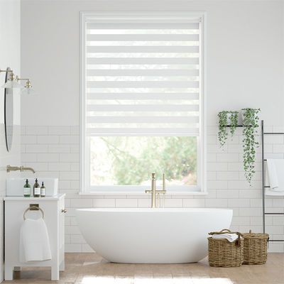 ม่านมู่ลี่โรมันมอเตอร์สีเทาชนิดเคลือบ PVC สำหรับห้องนั่งเล่น