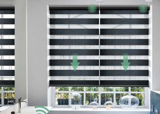ม่านมู่ลี่โรมันมอเตอร์สีเทาชนิดเคลือบ PVC สำหรับห้องนั่งเล่น