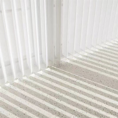 มู่ลี่หน้าต่างแนวตั้ง PVC แบบแมนนวล วัสดุโพลีเอสเตอร์สไตล์โมเดิร์น