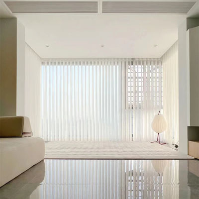 ผ้าม่านกึ่งตาบอดแบบแมนนวลระบายอากาศป้องกัน Uv White Dream Vertical Cord Control